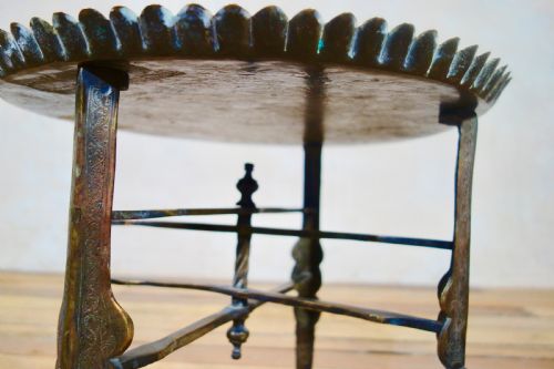 AN 18TH CENTURY SMALL MOORISH BRASS TRAY TOP FOLDING TABLE - ADDITIONAL PHOTO 5