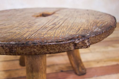AN 18TH CENTURY OX CART WHEEL TOP LOW SIDE TABLE - ADDITIONAL PHOTO 2