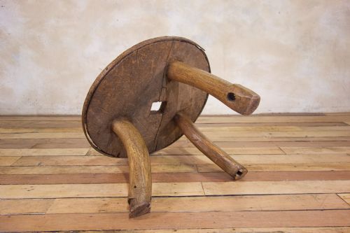 AN 18TH CENTURY OX CART WHEEL TOP LOW SIDE TABLE - ADDITIONAL PHOTO 5