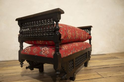 AN EARLY 20TH CENTURY MOORISH ROSEWOOD WINDOW SEAT BENCH - ADDITIONAL PHOTO 1