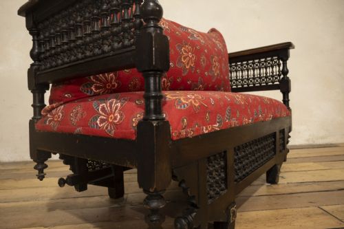 AN EARLY 20TH CENTURY MOORISH ROSEWOOD WINDOW SEAT BENCH - ADDITIONAL PHOTO 2