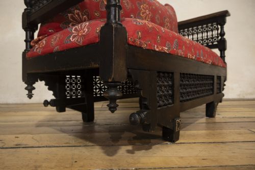 AN EARLY 20TH CENTURY MOORISH ROSEWOOD WINDOW SEAT BENCH - ADDITIONAL PHOTO 4