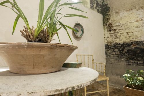 A 20TH CENTURY FRENCH IRON AND MARBLE ORANGERIE CENTRE GARDEN TABLE - ADDITIONAL PHOTO 1