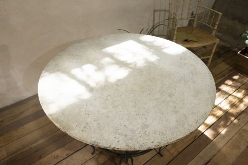 A 20TH CENTURY FRENCH IRON AND MARBLE ORANGERIE CENTRE GARDEN TABLE - ADDITIONAL PHOTO 2