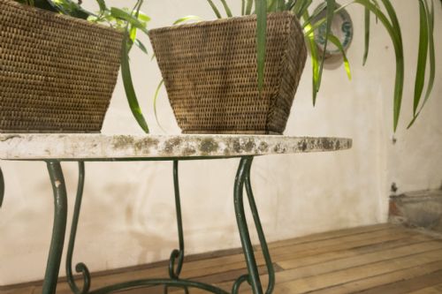 A 20TH CENTURY FRENCH IRON AND MARBLE ORANGERIE CENTRE GARDEN TABLE - ADDITIONAL PHOTO 7