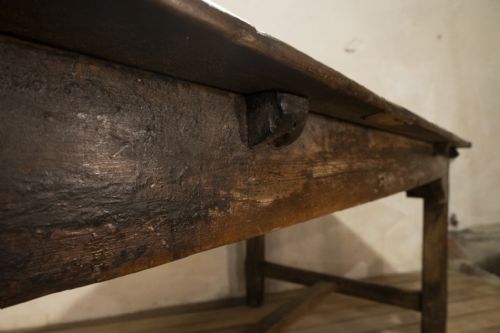 AN EXCEPTIONAL 18TH CENTURY LATER FRENCH PROVINCIAL FARMHOUSE TABLE - ADDITIONAL PHOTO 3
