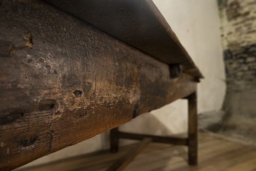 AN EXCEPTIONAL 18TH CENTURY LATER FRENCH PROVINCIAL FARMHOUSE TABLE - ADDITIONAL PHOTO 4