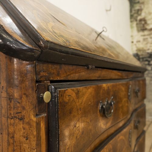 AN 18TH CENTURY ITALIAN PIEMONTE WALNUT SERPENTINE BUREAU - ADDITIONAL PHOTO 8