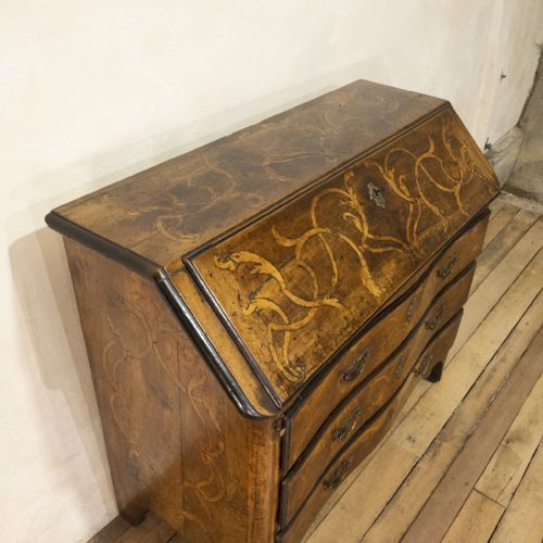 AN 18TH CENTURY ITALIAN PIEMONTE WALNUT SERPENTINE BUREAU - ADDITIONAL PHOTO 1