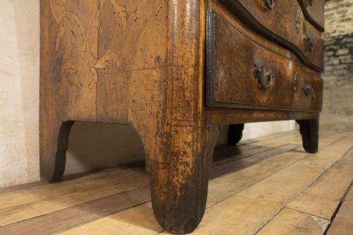 AN 18TH CENTURY ITALIAN PIEMONTE WALNUT SERPENTINE BUREAU - ADDITIONAL PHOTO 2