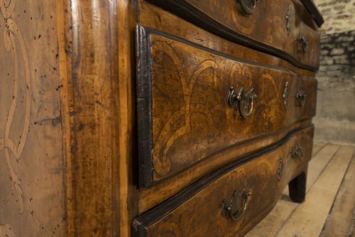 AN 18TH CENTURY ITALIAN PIEMONTE WALNUT SERPENTINE BUREAU - ADDITIONAL PHOTO 3