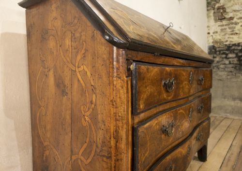 AN 18TH CENTURY ITALIAN PIEMONTE WALNUT SERPENTINE BUREAU - ADDITIONAL PHOTO 4