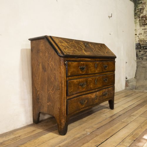 AN 18TH CENTURY ITALIAN PIEMONTE WALNUT SERPENTINE BUREAU - ADDITIONAL PHOTO 5