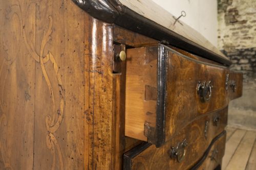 AN 18TH CENTURY ITALIAN PIEMONTE WALNUT SERPENTINE BUREAU - ADDITIONAL PHOTO 6