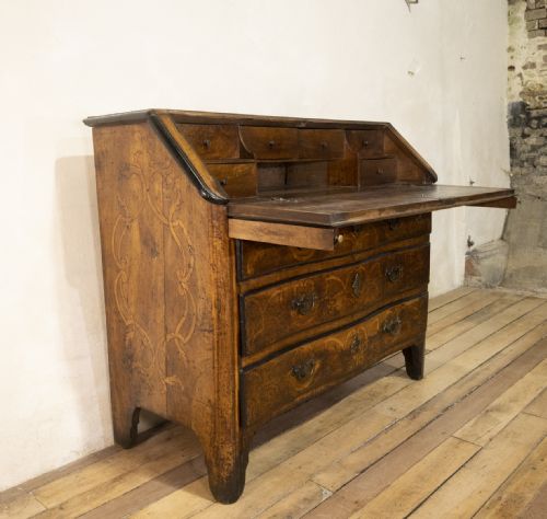 AN 18TH CENTURY ITALIAN PIEMONTE WALNUT SERPENTINE BUREAU - ADDITIONAL PHOTO 7