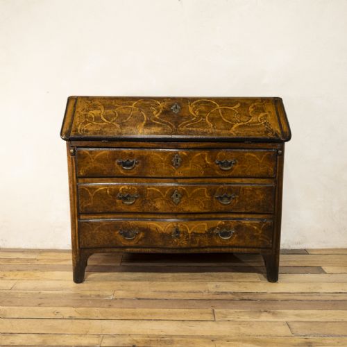 an 18th century italian piemonte walnut serpentine bureau - CATEGORY: ANTIQUE BUREAU - DATED 19TH CENTURY
