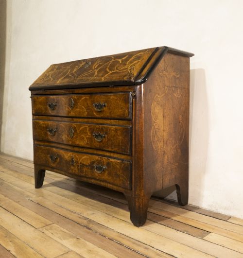 AN 18TH CENTURY ITALIAN PIEMONTE WALNUT SERPENTINE BUREAU - ADDITIONAL PHOTO 9