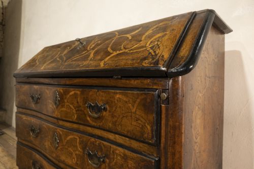 AN 18TH CENTURY ITALIAN PIEMONTE WALNUT SERPENTINE BUREAU - ADDITIONAL PHOTO 10
