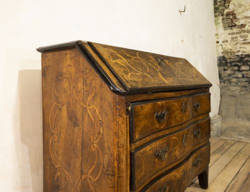 AN 18TH CENTURY ITALIAN PIEMONTE WALNUT SERPENTINE BUREAU - ADDITIONAL PHOTO 11