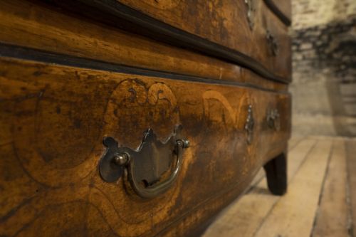 AN 18TH CENTURY ITALIAN PIEMONTE WALNUT SERPENTINE BUREAU - ADDITIONAL PHOTO 12