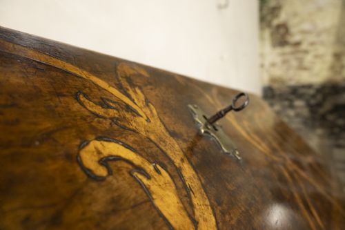 AN 18TH CENTURY ITALIAN PIEMONTE WALNUT SERPENTINE BUREAU - ADDITIONAL PHOTO 13