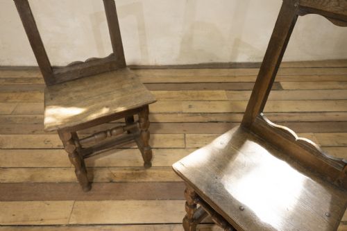 A SET OF FOUR FRENCH 18TH CENTURY BACKSTOOL CHAIRS - ADDITIONAL PHOTO 3