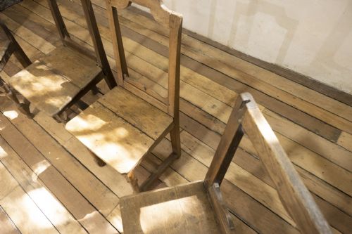 A SET OF FOUR FRENCH 18TH CENTURY BACKSTOOL CHAIRS - ADDITIONAL PHOTO 4