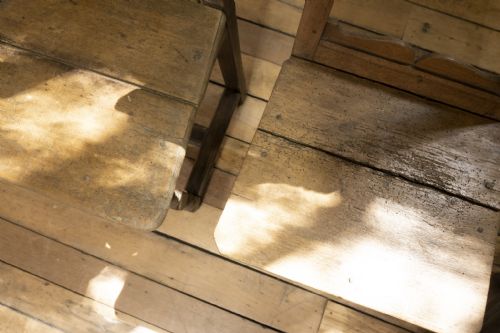 A SET OF FOUR FRENCH 18TH CENTURY BACKSTOOL CHAIRS - ADDITIONAL PHOTO 10