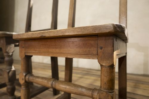 A SET OF FOUR FRENCH 18TH CENTURY BACKSTOOL CHAIRS - ADDITIONAL PHOTO 11