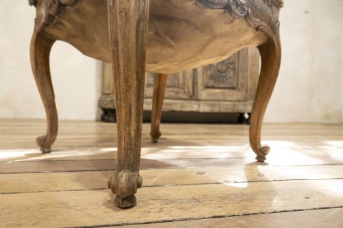 AN ELEGANT SMALL FRENCH LOUIS XV WALNUT AND UPHOLSTERED FOOT STOOL - ADDITIONAL PHOTO 1