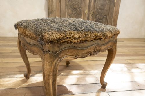 AN ELEGANT SMALL FRENCH LOUIS XV WALNUT AND UPHOLSTERED FOOT STOOL - ADDITIONAL PHOTO 2