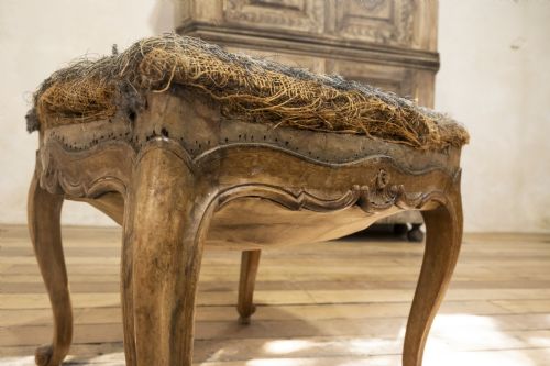 AN ELEGANT SMALL FRENCH LOUIS XV WALNUT AND UPHOLSTERED FOOT STOOL - ADDITIONAL PHOTO 3