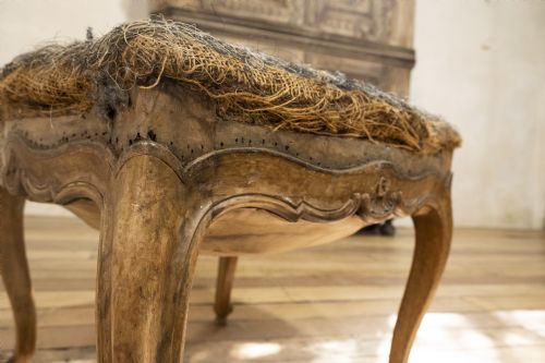 AN ELEGANT SMALL FRENCH LOUIS XV WALNUT AND UPHOLSTERED FOOT STOOL - ADDITIONAL PHOTO 4