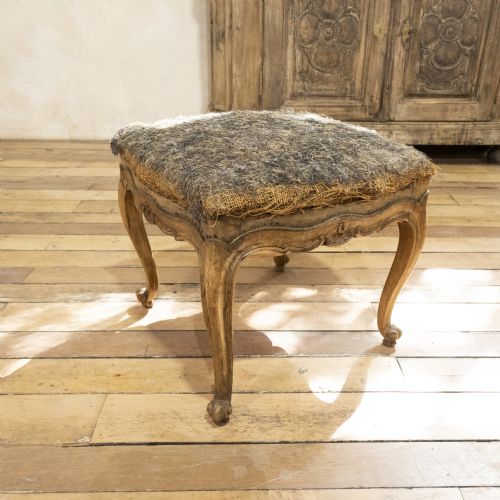 AN ELEGANT SMALL FRENCH LOUIS XV WALNUT AND UPHOLSTERED FOOT STOOL - ADDITIONAL PHOTO 5