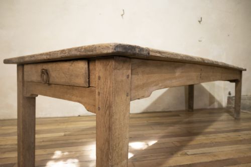 A LARGE SCALE 19TH CENTURY FRENCH SYCAMORE OAK FARMHOUSE TABLE BENCHES - ADDITIONAL PHOTO 1