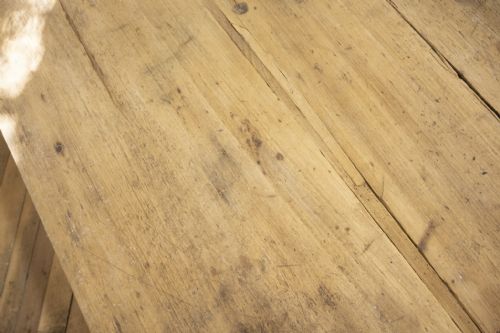 A LARGE SCALE 19TH CENTURY FRENCH SYCAMORE OAK FARMHOUSE TABLE BENCHES - ADDITIONAL PHOTO 3