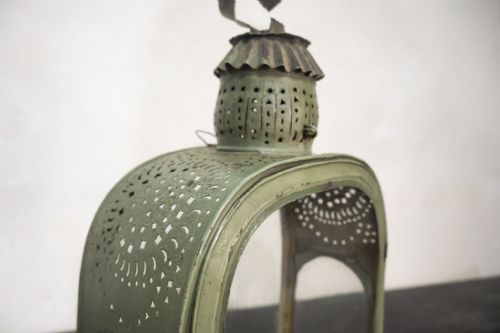 A 20TH CENTURY FRENCH GREEN TOLE LANTERN - ADDITIONAL PHOTO 2