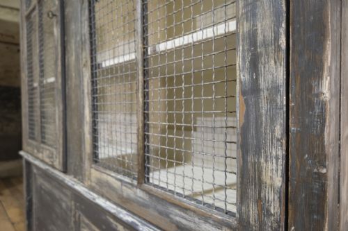 A LARGE SCALE 19TH CENTURY PAINTED HOUSEKEEPERS CUPBOARD - ADDITIONAL PHOTO 4