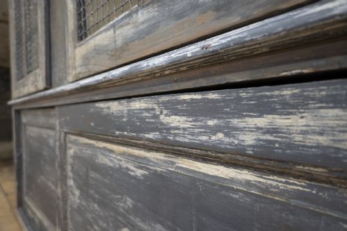 A LARGE SCALE 19TH CENTURY PAINTED HOUSEKEEPERS CUPBOARD - ADDITIONAL PHOTO 5