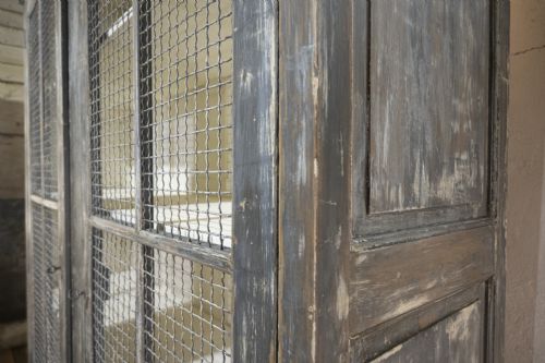 A LARGE SCALE 19TH CENTURY PAINTED HOUSEKEEPERS CUPBOARD - ADDITIONAL PHOTO 15