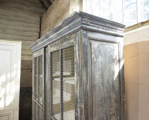 A LARGE SCALE 19TH CENTURY PAINTED HOUSEKEEPERS CUPBOARD - ADDITIONAL PHOTO 16