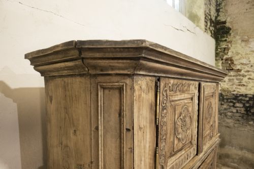 18TH CENTURY RUSTIC FRENCH WALNUT BUFFET DU CORPS CABINET - ADDITIONAL PHOTO 1