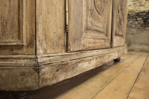 18TH CENTURY RUSTIC FRENCH WALNUT BUFFET DU CORPS CABINET - ADDITIONAL PHOTO 2