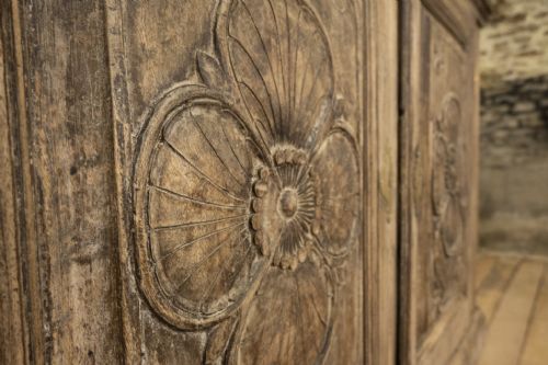 18TH CENTURY RUSTIC FRENCH WALNUT BUFFET DU CORPS CABINET - ADDITIONAL PHOTO 3