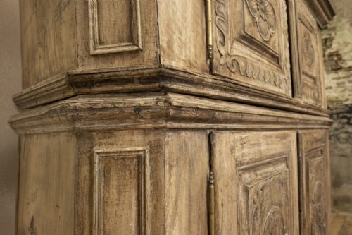 18TH CENTURY RUSTIC FRENCH WALNUT BUFFET DU CORPS CABINET - ADDITIONAL PHOTO 5