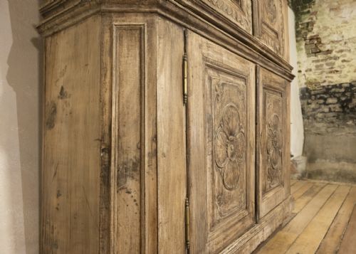 18TH CENTURY RUSTIC FRENCH WALNUT BUFFET DU CORPS CABINET - ADDITIONAL PHOTO 6