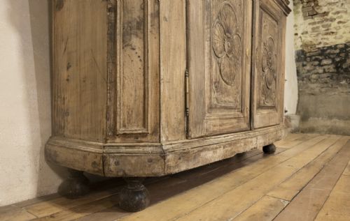 18TH CENTURY RUSTIC FRENCH WALNUT BUFFET DU CORPS CABINET - ADDITIONAL PHOTO 7
