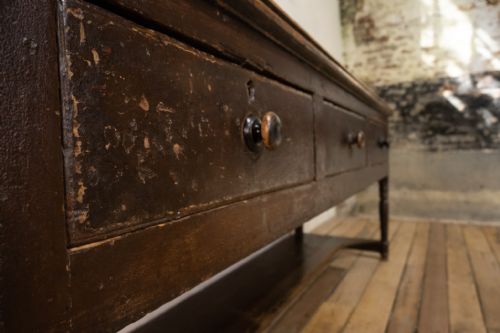 18TH CENTURY WEST COUNTRY PAINTED POTBOARD DRESSER BASE - ADDITIONAL PHOTO 3