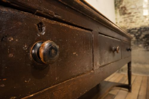 18TH CENTURY WEST COUNTRY PAINTED POTBOARD DRESSER BASE - ADDITIONAL PHOTO 4