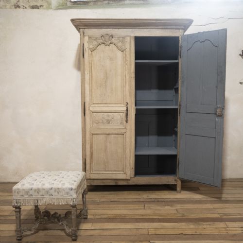 AN ELEGANT 19THCENTURY FRENCH OAK NORMANDY MARRIAGE ARMOIRE - ADDITIONAL PHOTO 15